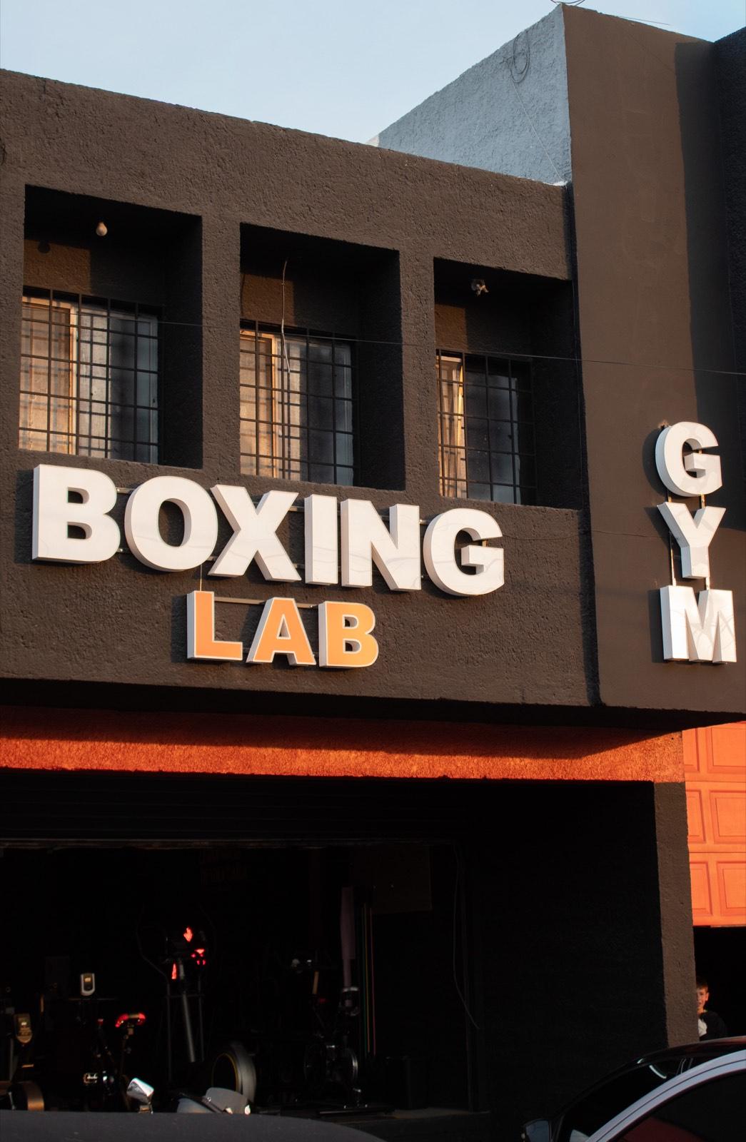Fachada del gimnasio Boxing Lab con el letrero iluminado